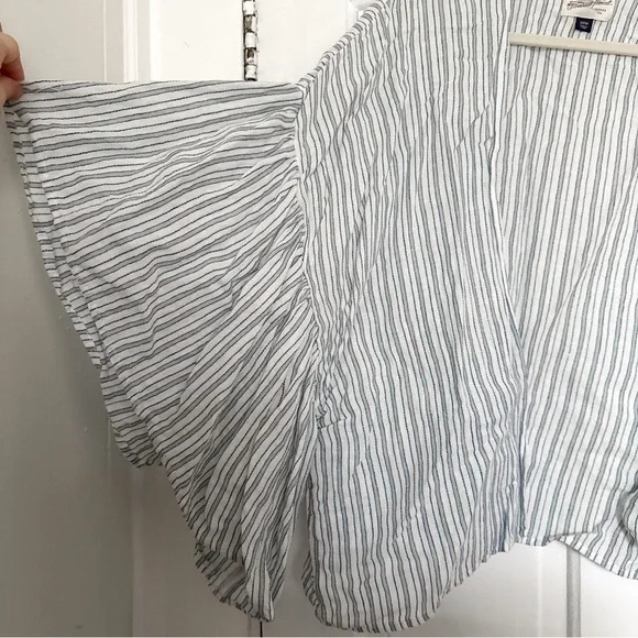 Universal Thread Blue and White Striped Cropped Kimono - Picture 4 of 6